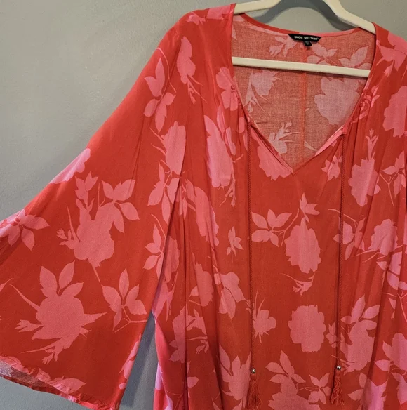 Unique Spectrum Coral Pink Floral V-Neck Top - Picture 2 of 5